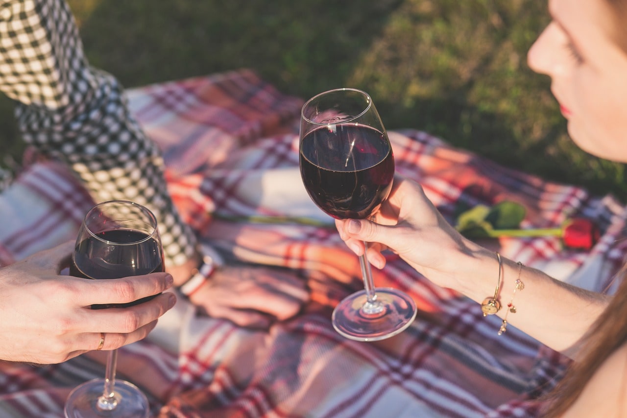Jak vyprat červené víno: Účinné metody a tipy pro odstranění skvrn